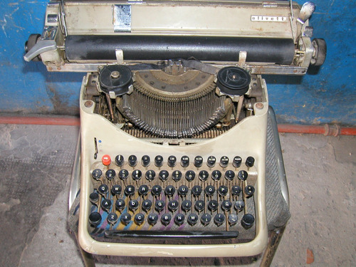Maquina De Escribir Olivetti Antigua Para Decoracion Sin Env