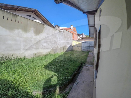 Casa Com 126,72 M² De Área Construída, Contendo 3 Dormitórios, Sala De Estar E Jantar, Banheiro Social, Cozinha, Área De Serviço, Deposito, Varanda E 1 Vaga De Garagem.terreno Escriturado, Contendo Á