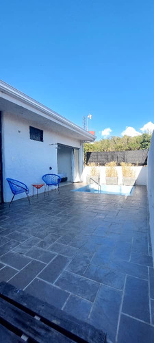 Rd Casa Venta Con Una Pequeña Piscina Conjunto Bicentenario 