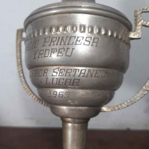 Imagem 4 de 10 de Troféu Antigo Metal Ferro Folheado Prata 1969 Marcas De Uso