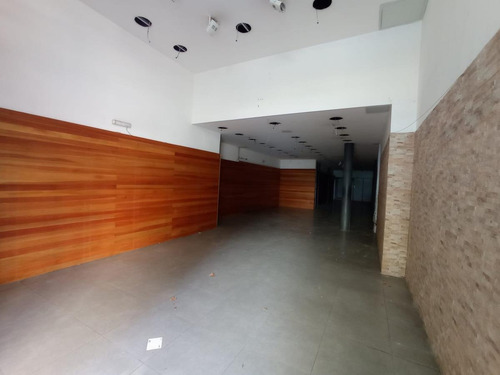 18 De Julio Esquina Cuareim, 300 M2 , 6 Mts De Frente , Excelente Estado !!