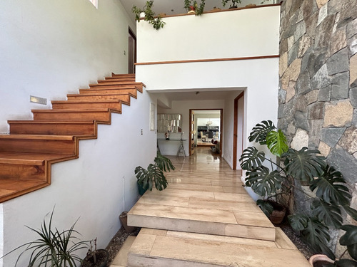 Casa En Venta En El Arrayán, Santiago Amplia Y Luminosa