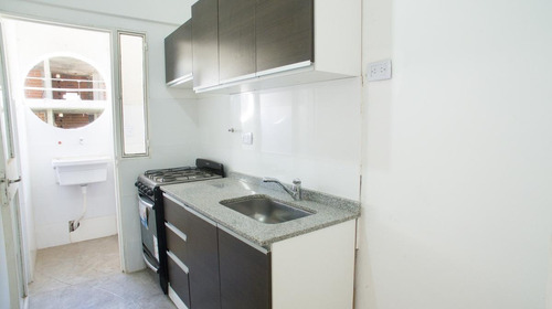 Imagen 2 de 9 de Departamento De Un Dormitorio, Ventilación Cruzada Y Reciclado En Barrio Martin