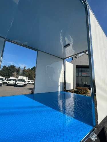 Iveco Tector 110.190 + Caja Paquetera De Fibra 5 Mts.