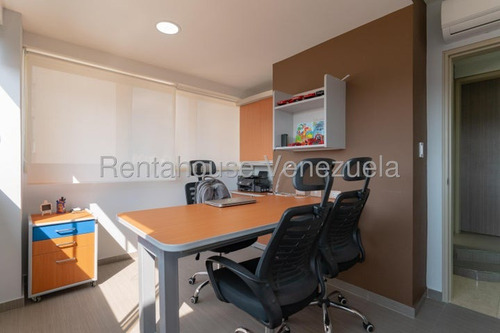 Imponente Y Moderno Ph En Venta En Los Chaguaramos. Yr25-18095. Servicio De Agua Constante, Gas Directo, Internet De Fibra Óptica Y Línea Cantv.