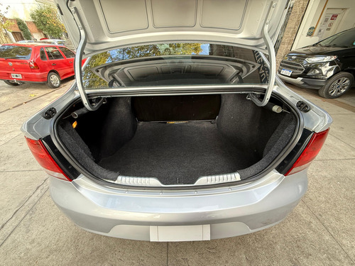 Volkswagen Voyage 1.6 Comfortline 101cv
