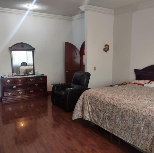 Casa En Desniveles De 3 Pisos, Hacienda Ojo De Agua Sup. 525 Mts