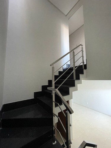Lindos Sobrados De Alto Nível, Com Garagem Para 2 Carros, 3 Quartos Sendo 1 Deles Suíte, 3 Banheiros E Cozinha Integrada Com Sala.