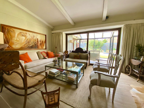 Casa En Venta Vitacura, Remodelada, Cuatro Dormitorios