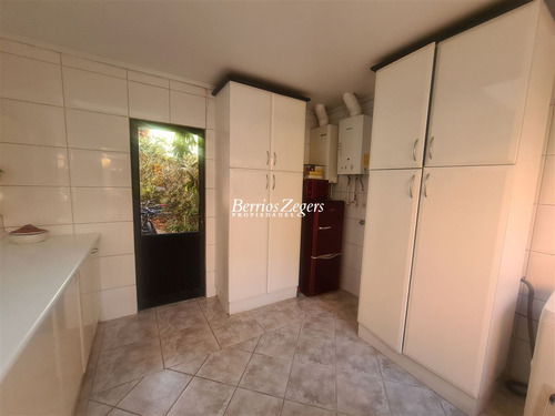Casa En Venta De 5 Dorm. 3 Baños Mas Servicios En Las Condes
