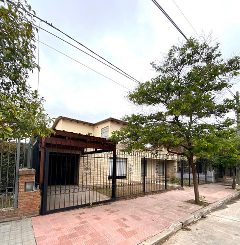 B° Bajo Palermo Casa En Venta 5 Dormitorios, 3 Dorm. En Pb. Con Pileta