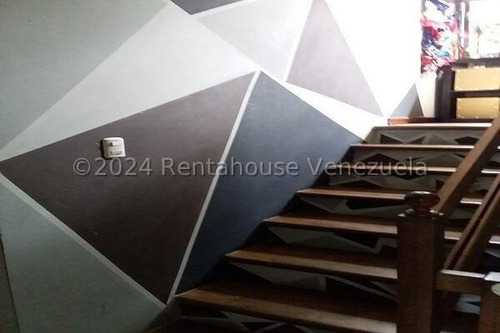 En Venta Casa Varios Niveles Ubicada En Buena Zona Del Hatillo 24-28093