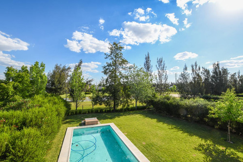 Casa De 4 Dormitorios En Venta Con Piscina En Barrio Cerrado Aldea Fisherton