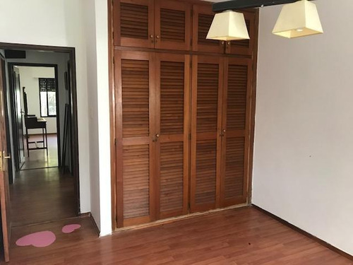 Hermosa Casa Con Garaje Y Fondo Verde, Zona De Colegios