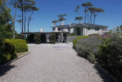 Vendo Mansión En Punta Del Este, Zona Mansa Frente Al Mar.- Ref: 28962