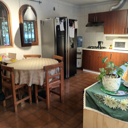 Casa Estilo Conolial, 2 Pisos Con Amplios Espacios
