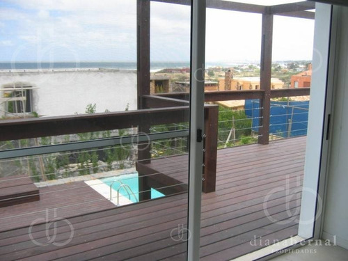 Imagen 30 de 30 de En Punta Del Este En La Zona Exclusiva De Punta De Piedra, Chalet De 5 Dormitorios Y Dependencia Con Piscina Climatizada.- Ref: 4041
