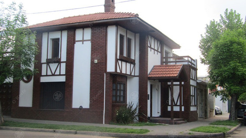 Imagen 1 de 12 de Chalet De 4 Ambientes En Dos Plantas ! Venta Con Renta!