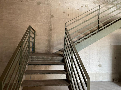 Arriendo Local Comercial De 107,48 M2 + 62,94 M2 De Altillo,