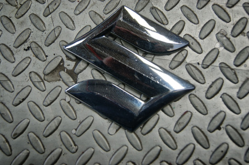 Emblema Parrilla Suzuki Swift 2011 Original
