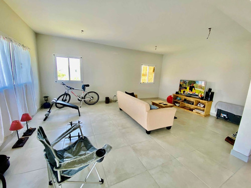 Imagen 3 de 28 de Excelente Casa De 3 Habitaciones, 2 Baños Y Toilette, 2 Plantas, Con Piscina, Sobre Lote Al Agua!!