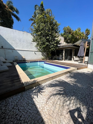 Linda Casa Com Piscina Em Frente A Praça