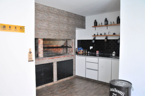 Imagen 20 de 30 de Moderna Casa En Banfield Este C/quincho Y Pileta
