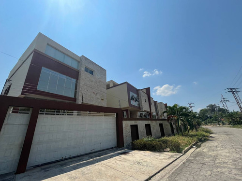 Town House, Obra Gris En Venta, Urb. La Floresta, Maracay.