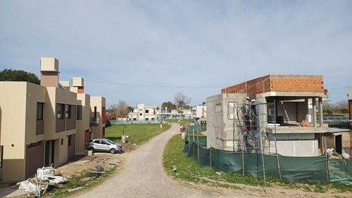 Terreno En Barrio Cerrado En Gonnet, 302 M2