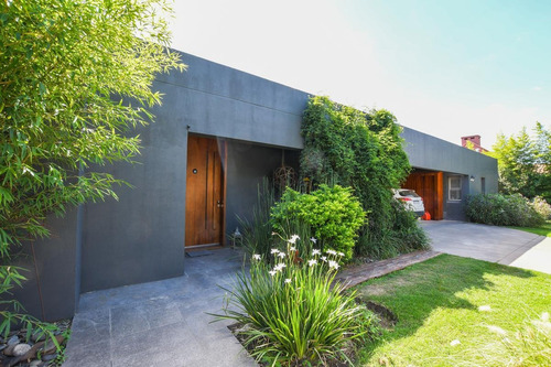 Casa De 4 Dormitorios En Venta- Con Pileta - Aldea