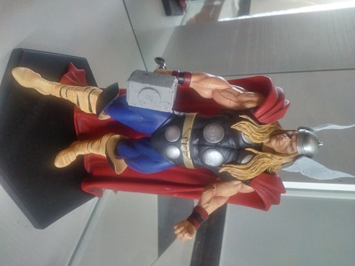 Thor - Iron Studios - Versão Exclusiva - 4 Mãos Com Detalhe.