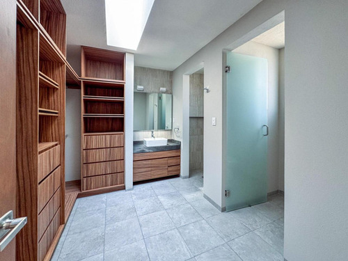 Casa En Venta En Metepec A Un Costado Del Parque Bicentenario Con Diseño Moderno