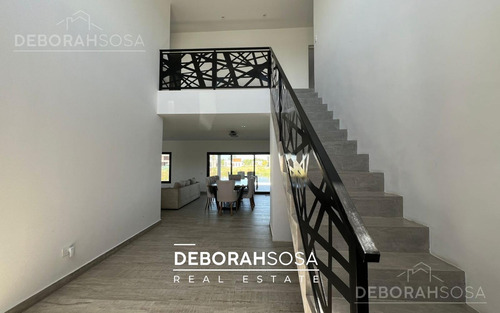Casa En Venta Cuatro Dormitorios Seis Ambiente A La Laguna Pileta El Naudir Escobar