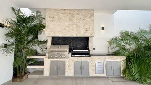 Residencia De Lujo En Venta Ubicada En La Privada Bosques De Altabrisa, Merida.