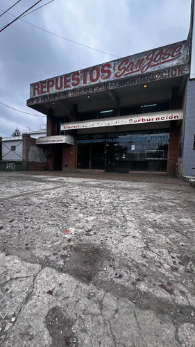Excelente Local En Alquiler Sobre Avenida Eva Peron