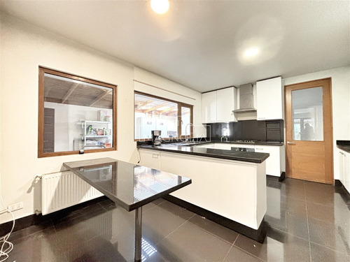 Casa En Venta De 6 Dorm. En Colina