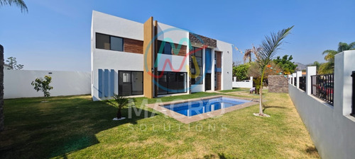 En Venta Casa De 2 Niveles Con Amplio Jardin Y Alberca En Fracc. Cerca Del Cielo En Tlayacapan