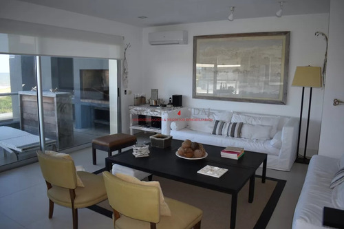 Imagen 1 de 22 de Venta Apartamento 3 Dormitorios Frente Al Mar