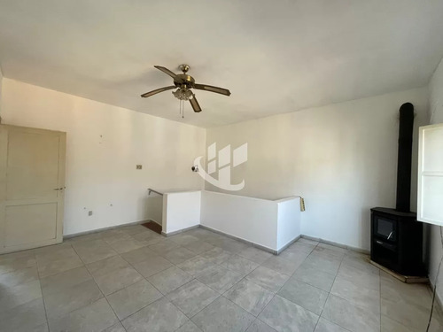 Casa En Muy Buen Estado Desarrollada En Planta Alta