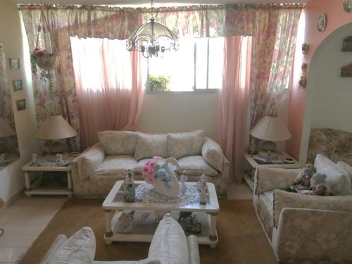 Imagen 2 de 9 de Vendo Apto. 23 De Enero Zona Central, 95mts 3hab + 1hab De Estar, 1 Baño, Amplia Sala Comedor Cocina Nevera, 1 Puesto, Cerca De Metro Agua Salud, Liceo Al Lado, Zona Tranquila, Sucesores Oigo Ofertas