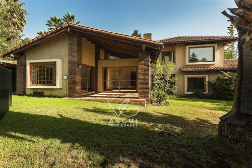 Casa En Venta De 4 Dorm. En Lo Barnechea