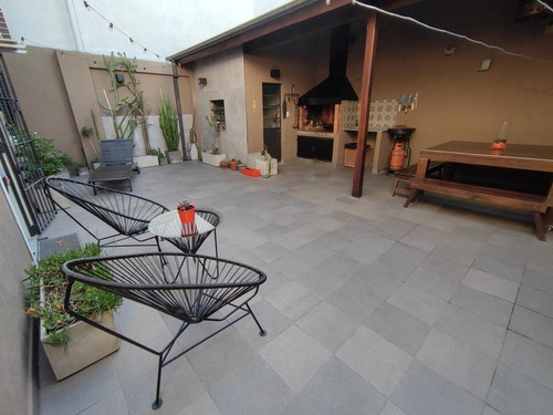 Casa De Cuatro Ambientes, En Venta - Haedo -