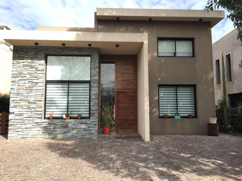 Casa En Barrio Cerrado Dorrego Quilmes