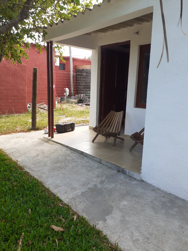 Casa 3 Dormitorios, A 200 Mts De La Costa, Amplia Vista Al Mar.
