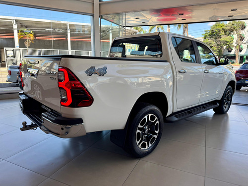 Toyota Hilux 2.8 D-4D TURBO DIESEL CD SRX 4X4 AUTOMÁTICO