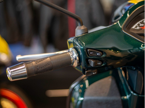Imagen 11 de 25 de Vespa Gts Super 300 Racing Sixties Verde