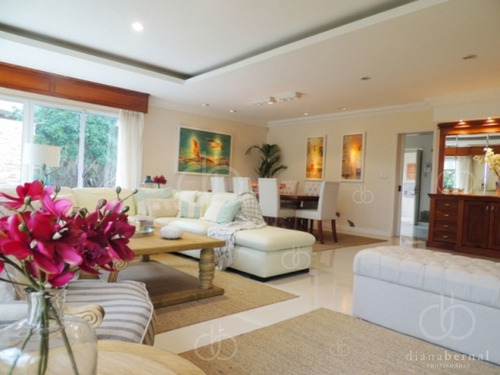 Imagen 7 de 30 de Casa En Mansa, Punta Del Este, 5 Dormitorios, Piscina Y Vista Al Mar.