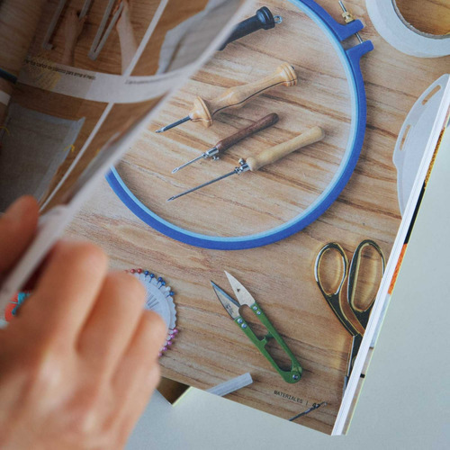 Libro de bordado Punch Needle by Caro Bello Monoblock tapa blanda