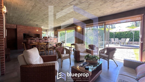 Casa En Venta En Playa Mansa En Privilegiada Ubicación, Una Manzana Sólo Para Ella.