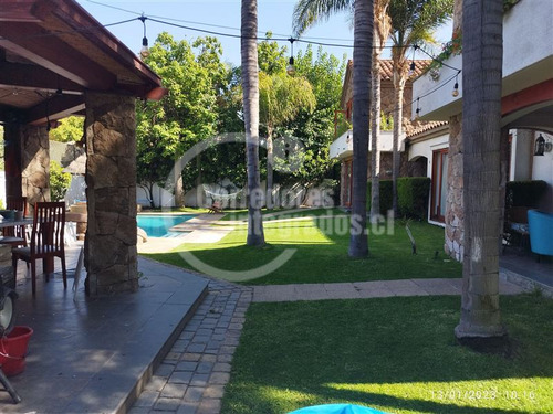 Casa En Venta De 6 Dorm. En La Reina